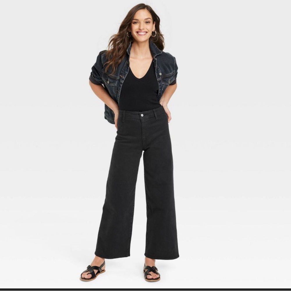 Women’s high-rise wide leg jean. NWT